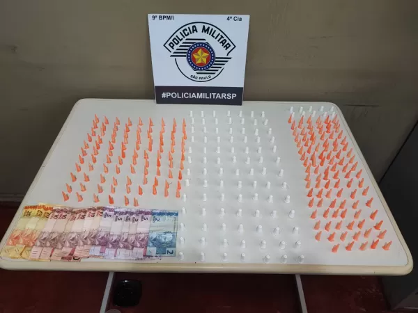 Quatro pessoas são presas pela PM acusadas de tráfico de drogas