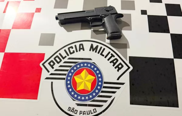 Homem usa arma de brinquedo para exigir bebidas de graça em adega em Marília. Veja o que aconteceu 