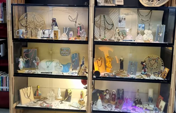 Biblioteca Municipal de Marília apresenta exposição “Contas na Mão, Fé no Coração”