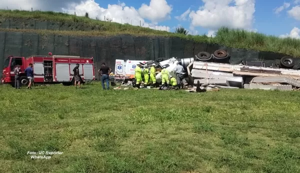 Carreta tomba em trevo da SP-333 e deixa motorista gravemente ferido