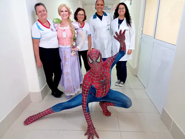 Ação solidária leva alegria às crianças internadas no Hospital Beneficente Unimar no Dia das Crianças