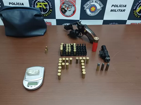 Adolescente é flagrado com arma, munições e droga