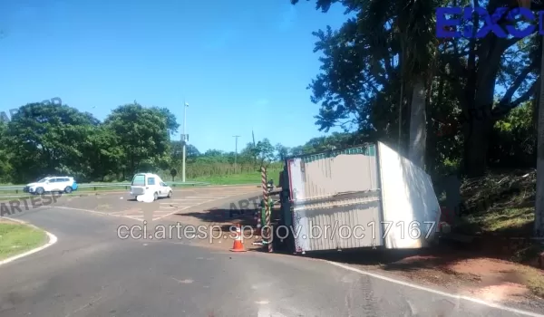 Caminhão perde os freios, tomba na alça de acesso a SP-294 e motorista fica preso nas ferragens