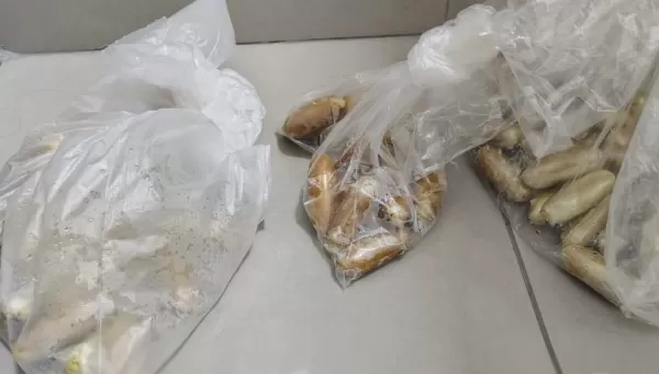 Bolivianos são presos transportando droga no estômago