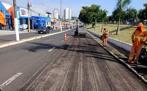 Marília: Prefeitura recupera asfalto da Avenida Tiradentes para garantir mais segurança no trânsito