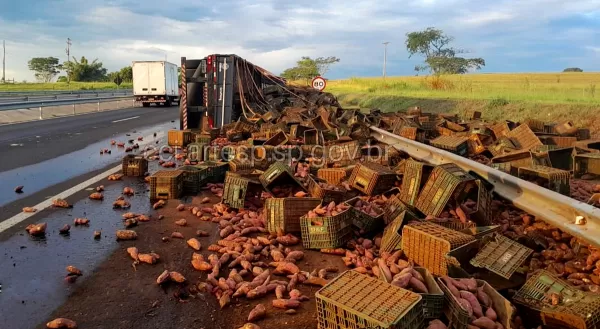 Mais um acidente com carreta em Marília complica o tráfego de veículos, agora na SP- 333