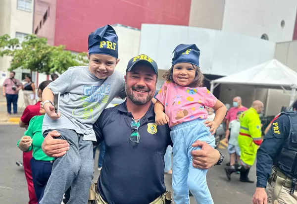 Ação da PRF leva alegria e esperança às crianças em tratamento contra o câncer