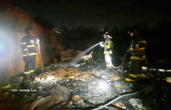Incêndio destrói casa invadida por moradores de rua