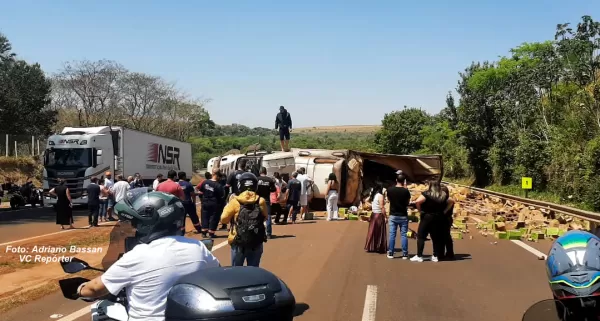 Carreta tomba e causa interdição da SP-333 em Marília