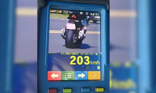 Motociclista é flagrado a mais de 200 km/h em rodovia onde a velocidade máxima é de 100 km/h