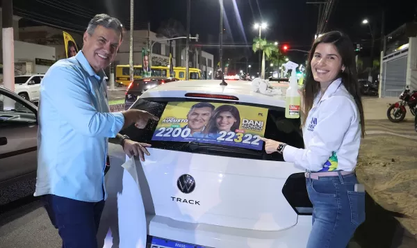 Dani Alonso e Capitão Augusto iniciam campanha à reeleição com adesivação de carros e motos em Marília