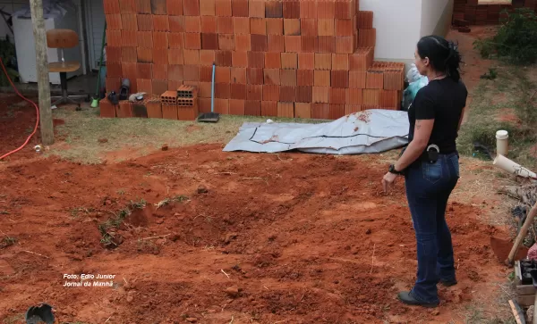 Corpo de mulher desaparecida há mais de um ano e meio é encontrado enterrado no fundo de uma casa em Marília