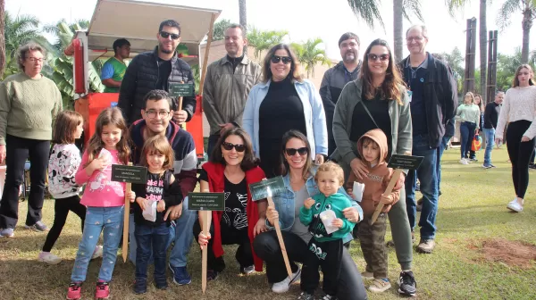 Meio Ambiente: crianças do residencial Valle do Canaã fazem plantio de 120 mudas de árvores