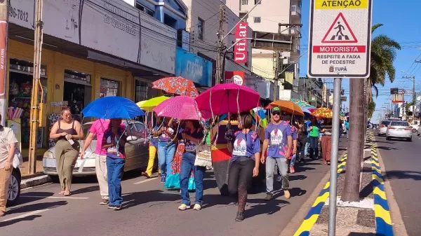 Cortejo do FEFOLT leva personagens do folclore à avenida Tamoios e anuncia a abertura do festival