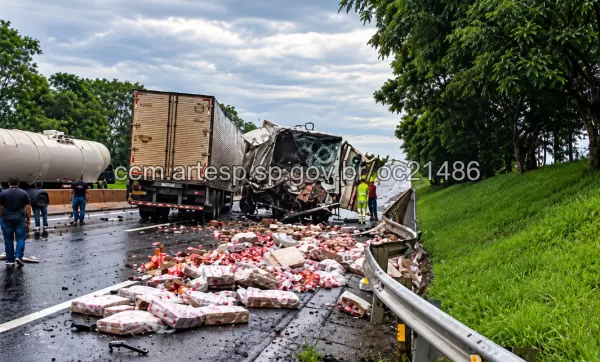 Sexta-feira de chuva já registra cinco acidentes em rodovias da região, com uma morte