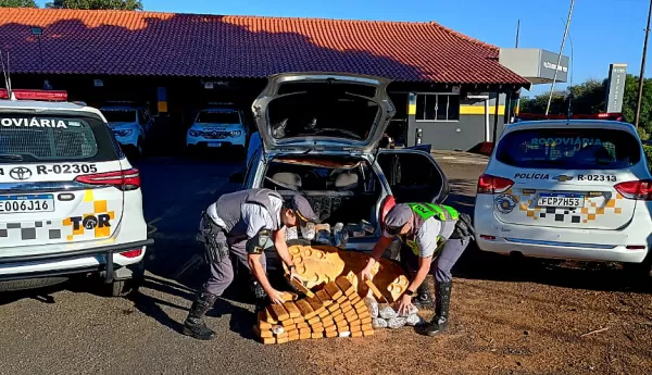 Após perseguição até na cidade, carro é apreendido com drogas