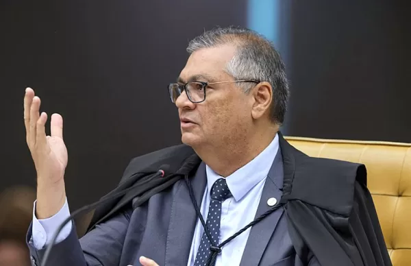 Ministro Dino acompanha Moraes e vota por manter prisão do ex-presidente Bolsonaro. Placar está 2 a 0.