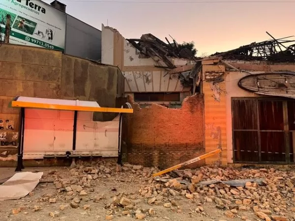 Fachada de prédio desaba e atinge três pessoas em ponto de ônibus 