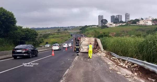 Motorista fica gravemente ferido ao tombar carreta na rodovia do Contorno, em Marília