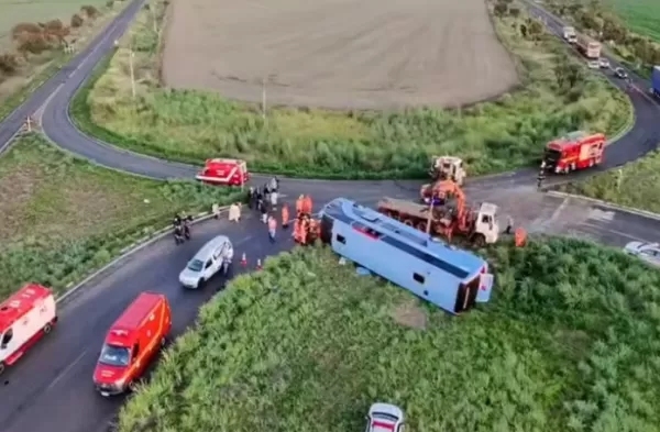 Ônibus com 50 passageiros tomba em rodovia e causa a morte de 11 pessoas