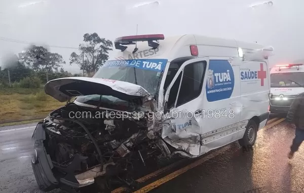 Acidente entre van de transporte de pacientes e SUV deixa oito feridos na SP-294
