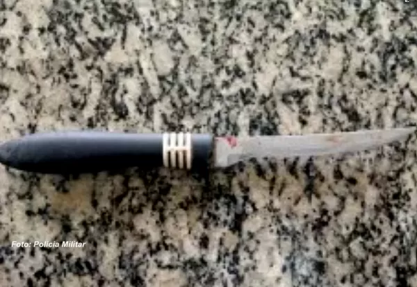 Jovem é presa após emboscar ex-namorado e tentar matá-lo a facadas