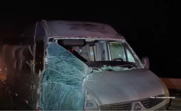 Motorista de van causa acidente e deixa passageiros feridos. Ele admitiu estar cansado