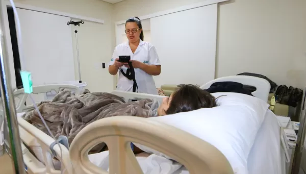 HBU fortalece segurança do paciente com checagem de medicamentos em beira-leito