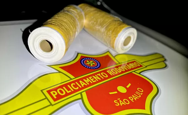 Depois de beterrabas, traficantes tentam esconder cocaína em rolos de plástico