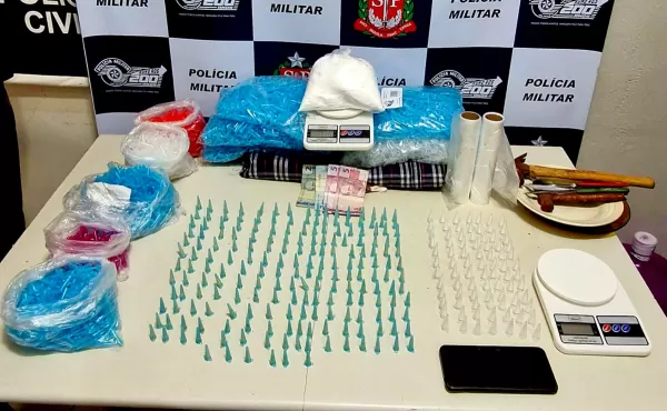 Trio sai na correria, mas é preso pela PM com muita droga em Pompeia