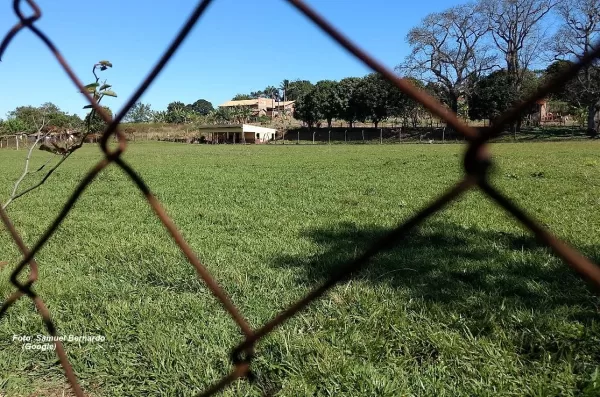 Criança de quatro anos morre dentro de carro enquanto pai jogava bola