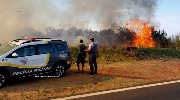 Andarilho é preso acusado de colocar fogo às margens da rodovia do Contorno em Marília