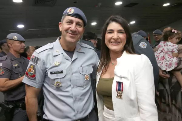 Superintendente do HBU, Márcia Mesquita Serva Reis, recebe Medalha do Cinquentenário do 9º BPM/I