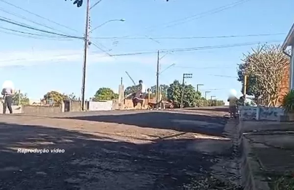 Homem queria surpreender a namorada com um buquê de rosas, mas levou a pior. Veja o motivo