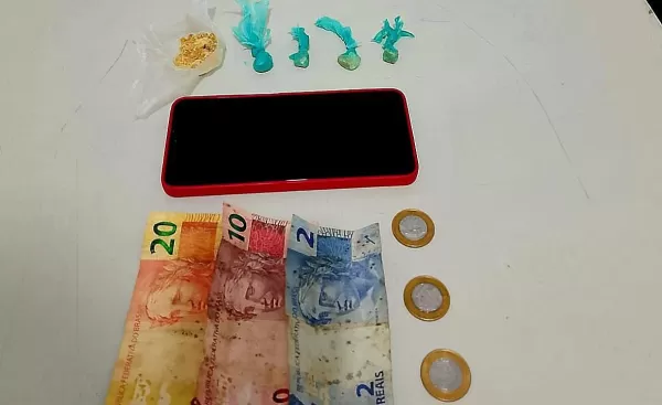 Rapaz usa a própria filha de três anos para entregar drogas à usuários