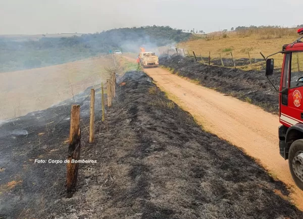 Após mais de cinco horas, Corpo de Bombeiros controla incêndio em área de vegetação