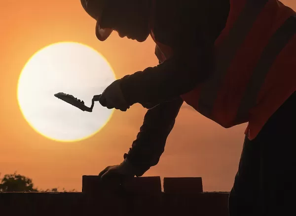 Mutirão oferece vagas na construção civil com salários de até R$ 2,6 mil