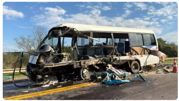PRF libera BR-153 após acidente envolvendo ônibus de trabalhadores rurais e caminhão