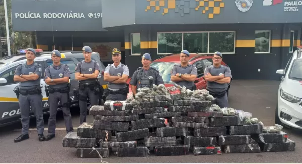 Após perseguição, polícias Rodoviária e Militar apreendem grande quantidade de droga em Marília