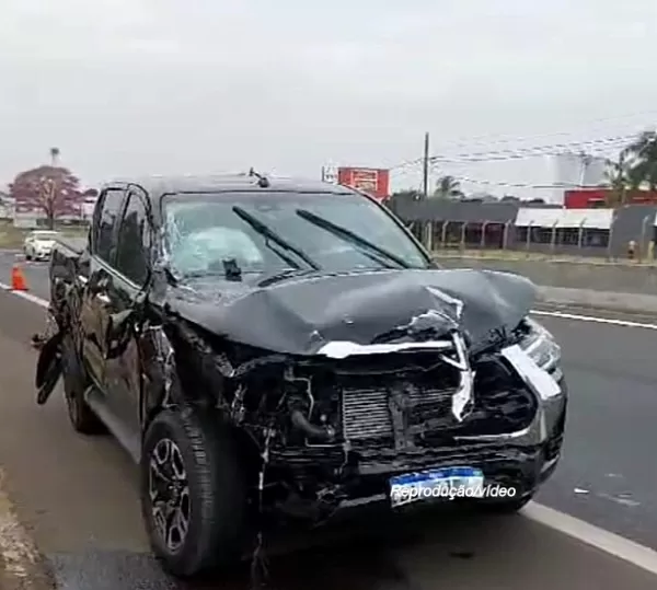 Motorista de caminhonete foge após causar acidente em Marília
