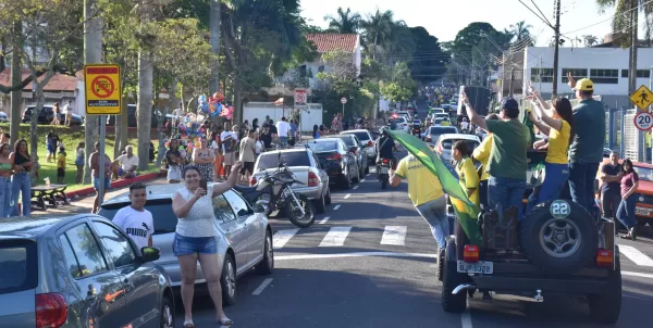 Dani Alonso e Capitão Augusto participam de carreatas por Flávio Bolsonaro na região