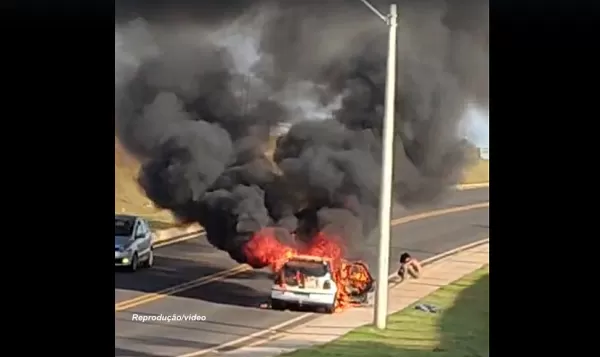 Carros são destruídos por incêndio. Em Marília motorista sofre queimaduras