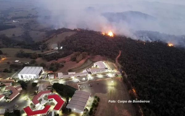 Incêndio florestal avança em Pompeia. Bombeiros orientam população