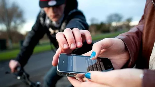 Moça implora para não ser assaltada em Marília