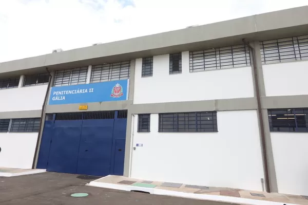 Detento usa removedor de esmalte para colocar fogo em colega de cela