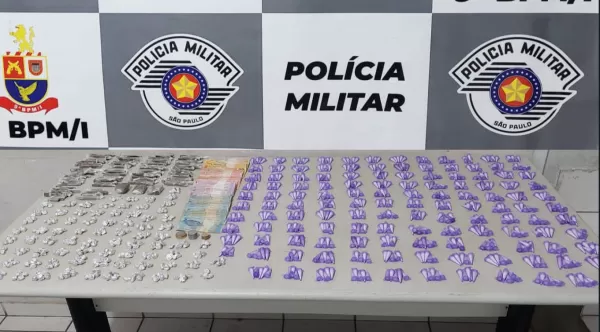 Traficante briga para não perder drogas e acaba preso pela PM