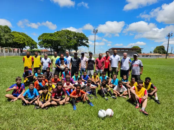 Prefeito Fernando Itapuã fortalece o futuro da juventude ao promover palestra motivacional no projeto de futebol de Quintana