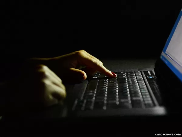 Mulher conhece homem pela internet, aceita primeiro encontro e caso vai parar na polícia em Marília