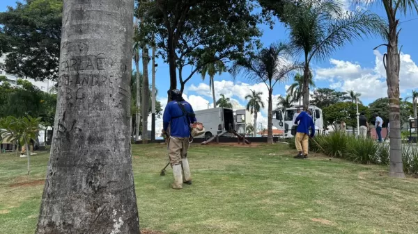 Prefeitura intensifica limpeza de praças em Marília
