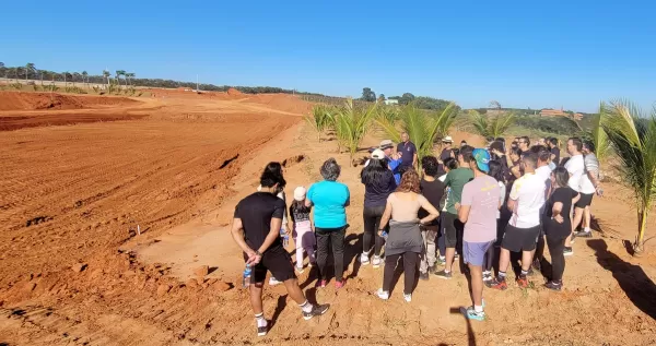Praia do Valle reúne famílias em caminhada e apresenta complexo com 90% da infraestrutura concluída